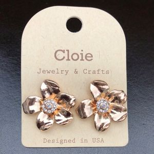 GORGEOUS Gold Tone Feminine Flower Earrings